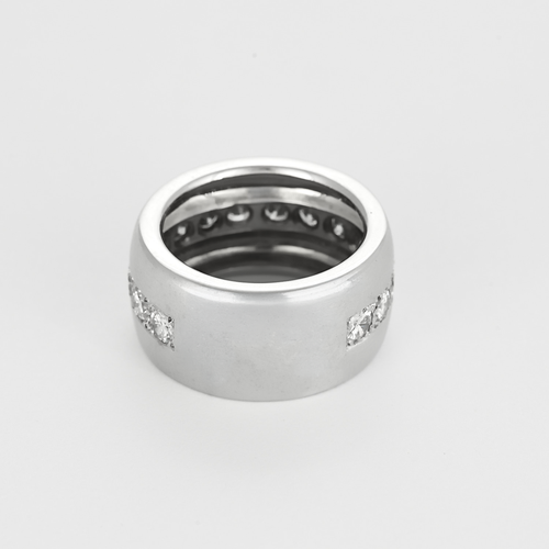 Важен пръстен, съставен от широка изпъкнала халка от бяло злато и диаманти