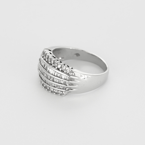 Anillo de oro gris y diamantes