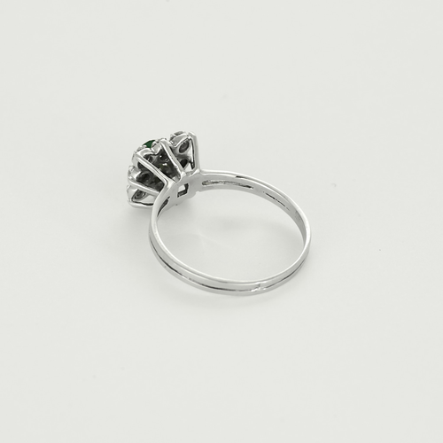 Bague marguerite en or blanc, émeraude et diamants