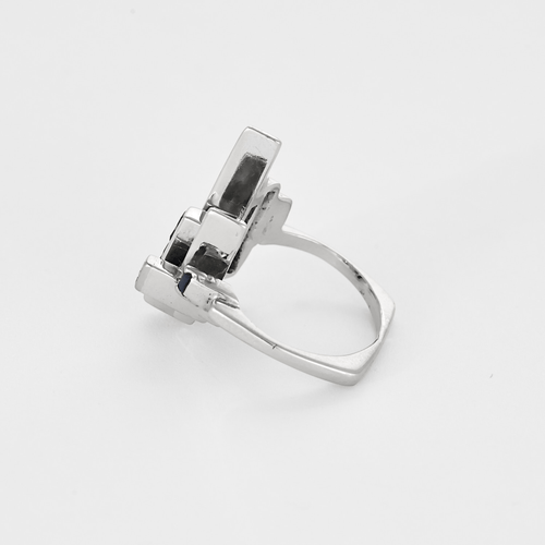 Modernist ring in white gold, diamonds and calibrated sapphires