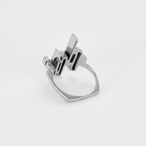 Modernist ring in white gold, diamonds and calibrated sapphires
