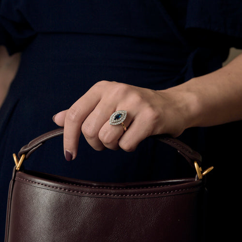 Prsten markiz od belog zlata, žutog zlata, safira i dijamanata