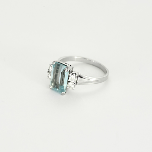 White gold ring, aquamarine and diamonds