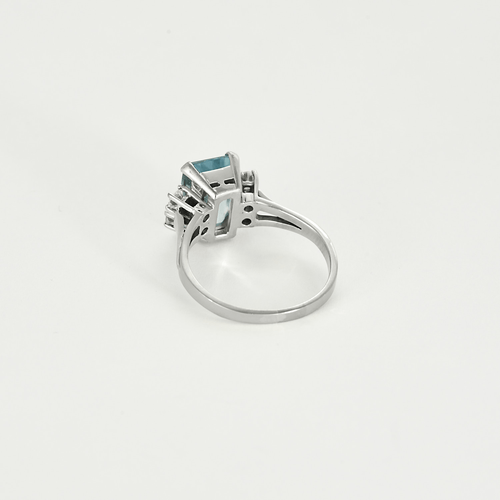 White gold ring, aquamarine and diamonds