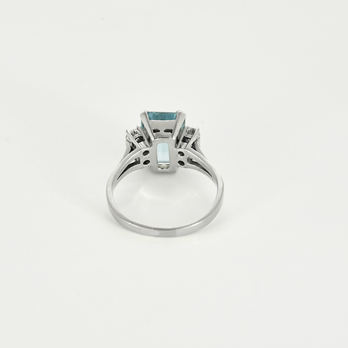 White gold ring, aquamarine and diamonds