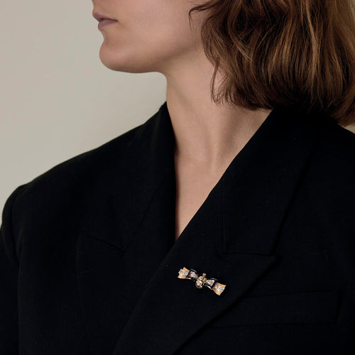 黄K金与灰金结饰胸针，配有校准切割蓝宝石和钻石