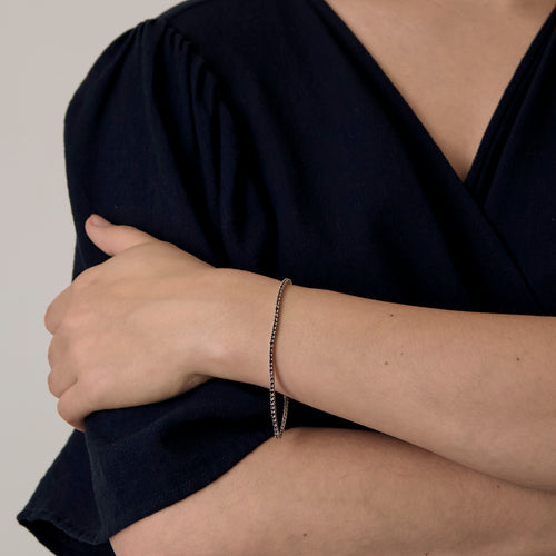 Bracelet en or blanc et diamants noirs