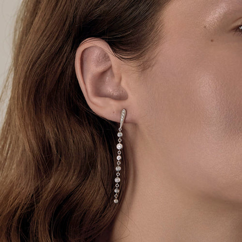 14 ayar altın ve küçük elmaslardan yapılmış bir çift küpe