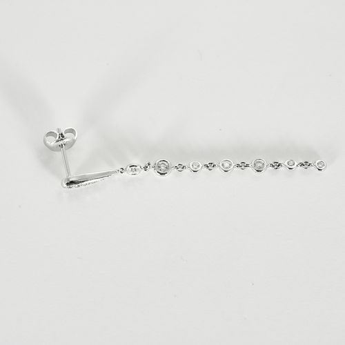 14 ayar altın ve küçük elmaslardan yapılmış bir çift küpe