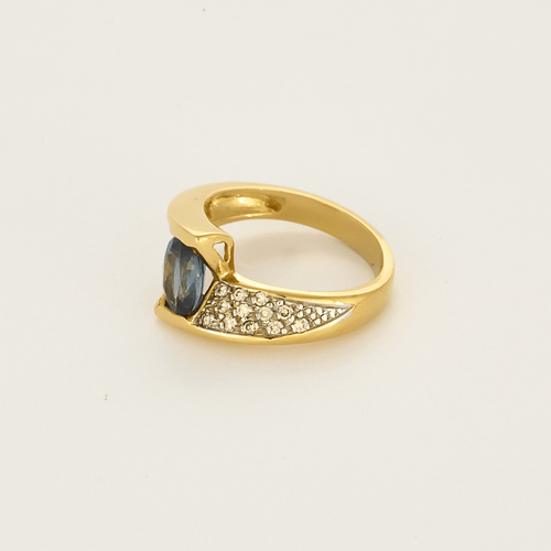Anillo de aro cruzado de oro amarillo, oro gris, zafiro y diamantes