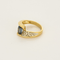 Anillo de aro cruzado de oro amarillo, oro gris, zafiro y diamantes