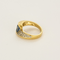 Anillo de aro cruzado de oro amarillo, oro gris, zafiro y diamantes