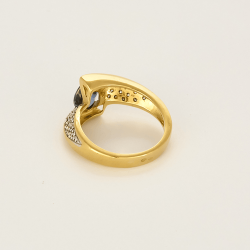 Anillo de aro cruzado de oro amarillo, oro gris, zafiro y diamantes