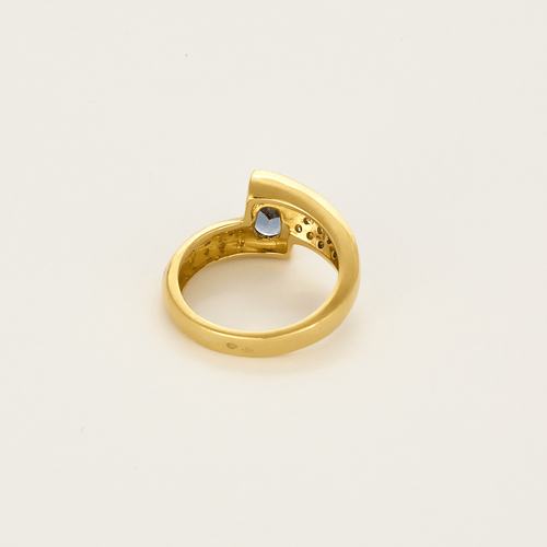 Anillo de aro cruzado de oro amarillo, oro gris, zafiro y diamantes