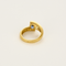 Anillo de aro cruzado de oro amarillo, oro gris, zafiro y diamantes