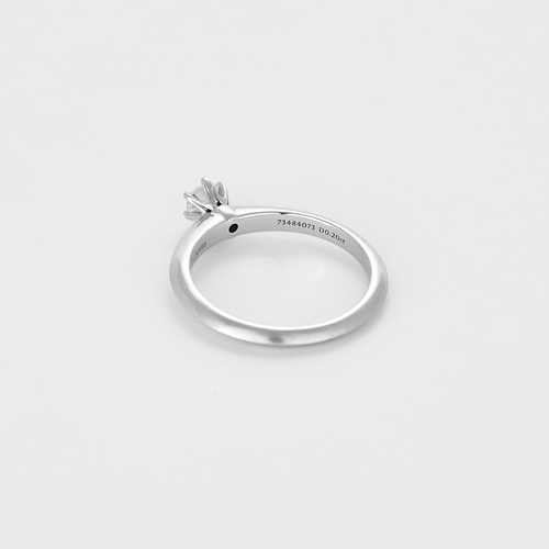 Tiffany & Co. 戒指 单钻戒，采用铂金材质并镶嵌0.20克拉钻石