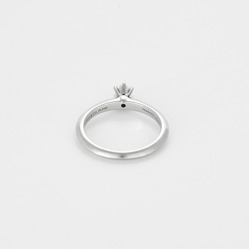Tiffany & Co. 戒指 单钻戒，采用铂金材质并镶嵌0.20克拉钻石
