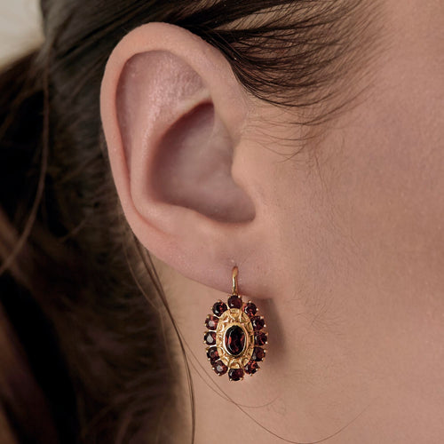 Par øredobber med hengslet lås i gult gull og almandin-granater