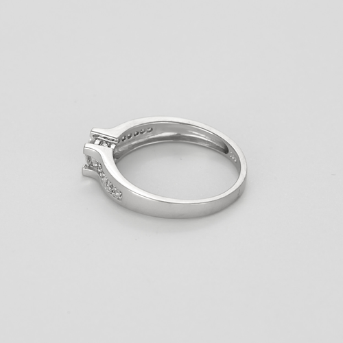 Anello Solitario in oro grigio diamante circa 0,20 carati.