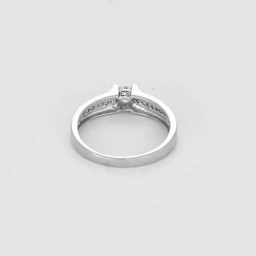 Anello Solitario in oro grigio diamante circa 0,20 carati.
