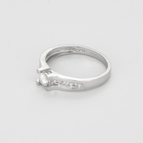Anello Solitario in oro grigio diamante circa 0,20 carati.