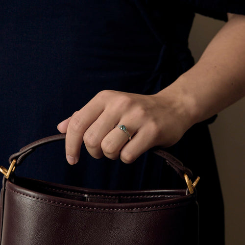Ring Solitaire in white gold, green sapphire and diamonds