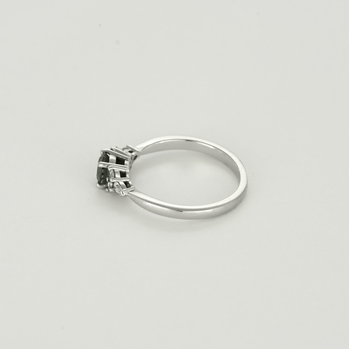 Ring Solitaire in white gold, green sapphire and diamonds