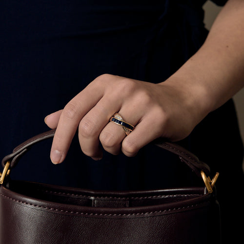 Prsten ze žlutého zlata se safírem a diamanty