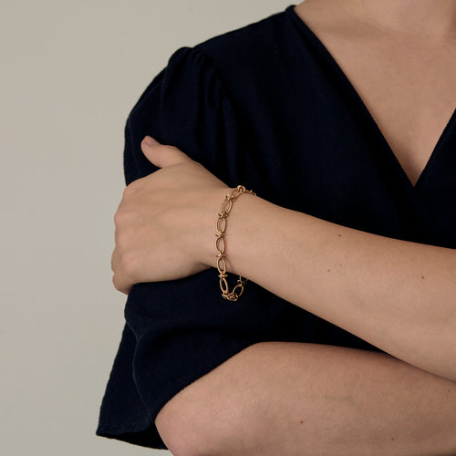 Elegant armbånd i gult gull med Ledd tvunnet design