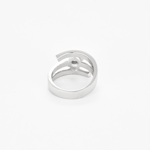 Modernistischer Ring aus Weißgold mit geometrischem Motiv und Diamant