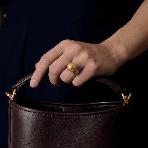 Ring aus Gelbgold, Graugold, Diamanten und Gold-Zuchtperle
