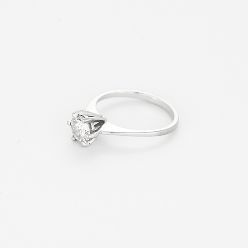 Ring Solitaire in white gold and approximately 0.70 carat diamond.