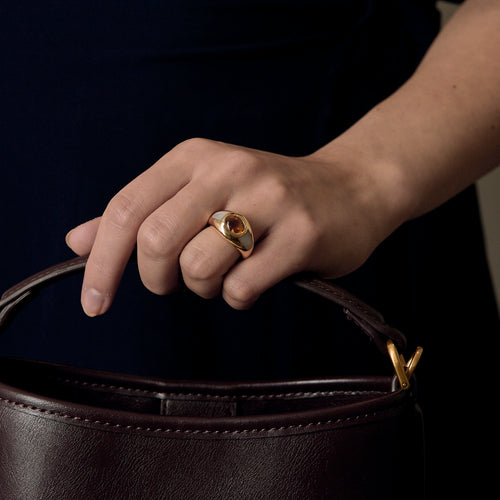 MAUBOUSSIN - "Aloha" - keltakultainen rannerenkaan muotoinen sormus, sitriini ja valkoinen helmiäinen