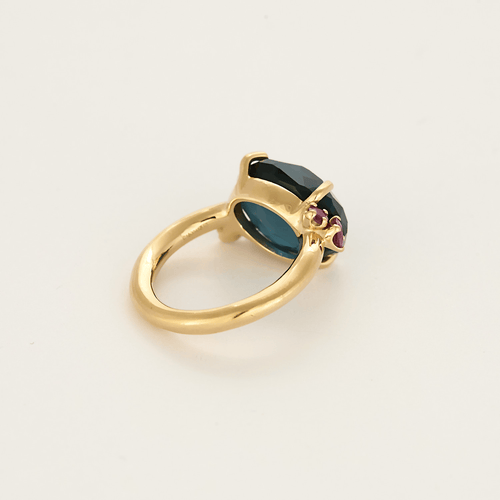 Pomellato - Bahia - Ring aus Roségold mit blauem Topas und facettierten rosa Saphiren.