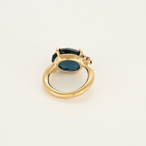 Pomellato - Bahia - Ring aus Roségold mit blauem Topas und facettierten rosa Saphiren.