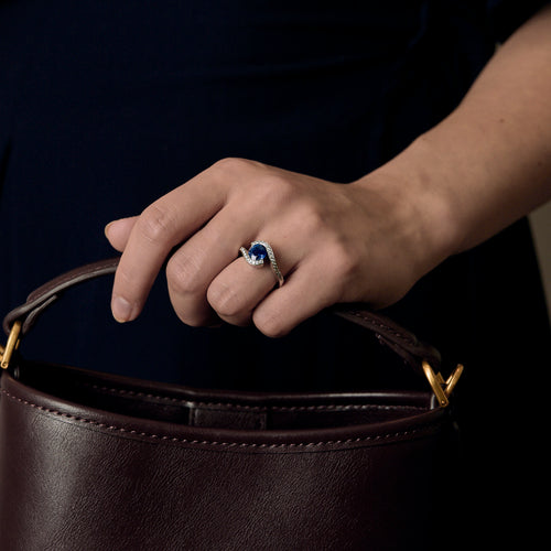 Prsten z bílého zlata, safíru a diamantů