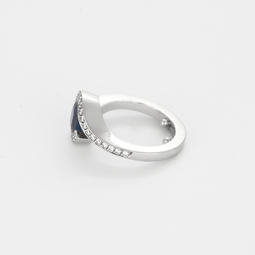 Prsten z bílého zlata, safíru a diamantů