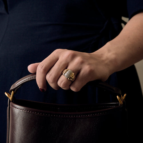 Bague en or jaune, or gris à motif de godrons et diamants