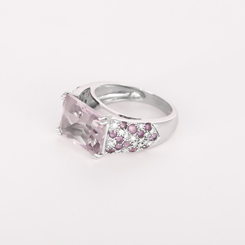 MAUBOUSSIN – Ma princesse d’amour – Bague en or gris, améthyste et diamants.