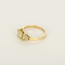 Anillo tipo diamante solitario en oro amarillo, diamante natural fancy yellow de 0.79 quilates y pequeños diamantes blancos