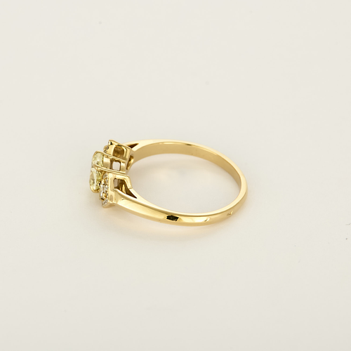 Anillo tipo diamante solitario en oro amarillo, diamante natural fancy yellow de 0.79 quilates y pequeños diamantes blancos
