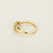 Anillo tipo diamante solitario en oro amarillo, diamante natural fancy yellow de 0.79 quilates y pequeños diamantes blancos
