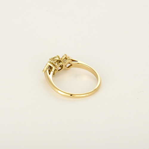 Anillo tipo diamante solitario en oro amarillo, diamante natural fancy yellow de 0.79 quilates y pequeños diamantes blancos