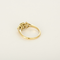 Anillo tipo diamante solitario en oro amarillo, diamante natural fancy yellow de 0.79 quilates y pequeños diamantes blancos
