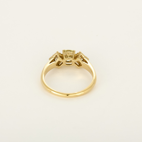 Anillo tipo diamante solitario en oro amarillo, diamante natural fancy yellow de 0.79 quilates y pequeños diamantes blancos
