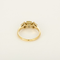 Anillo tipo diamante solitario en oro amarillo, diamante natural fancy yellow de 0.79 quilates y pequeños diamantes blancos