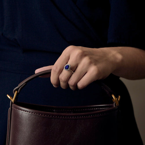 Ring aus Weißgold mit Saphir 1,50 Karat und Diamanten