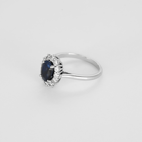 Ring aus Weißgold mit Saphir 1,50 Karat und Diamanten