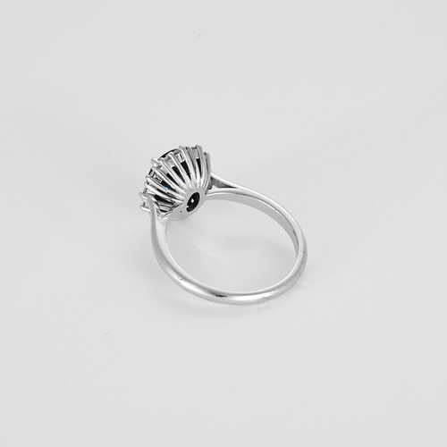Ring aus Weißgold mit Saphir 1,50 Karat und Diamanten