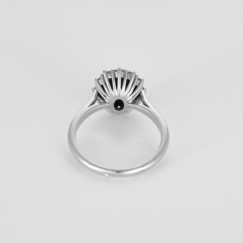 Ring aus Weißgold mit Saphir 1,50 Karat und Diamanten